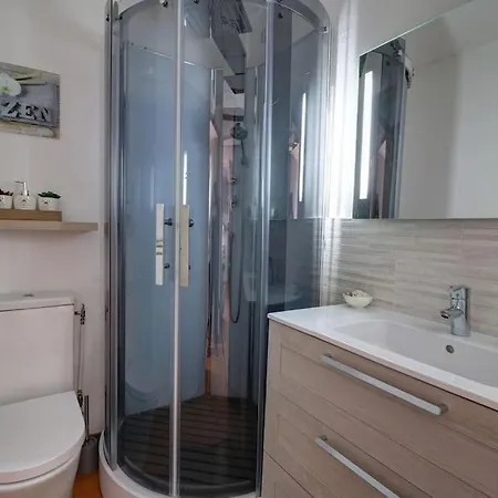 T2 Vue Avec Balcon, Climatise, Piscine